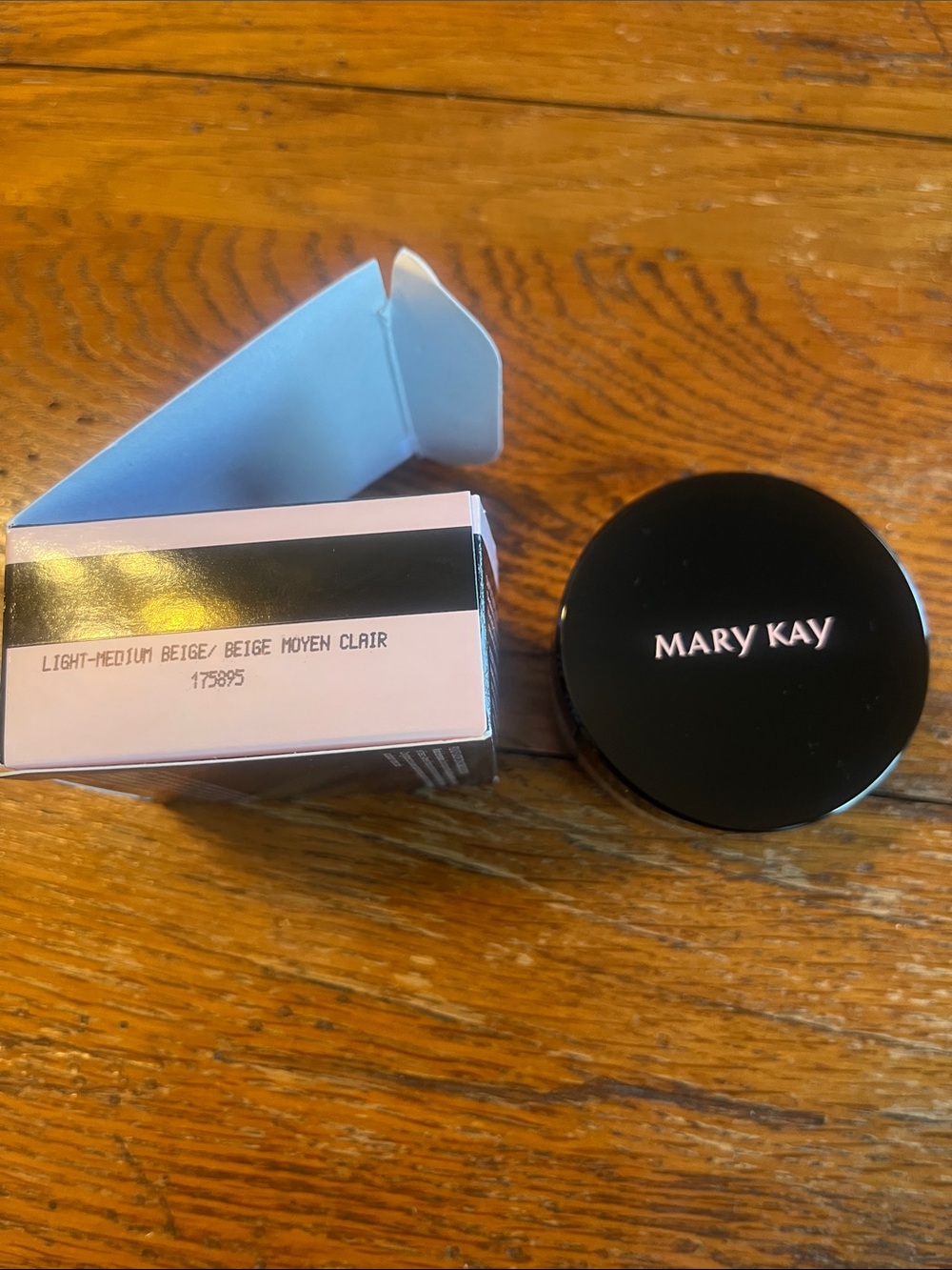 Mary Kay Light-Medium Powder